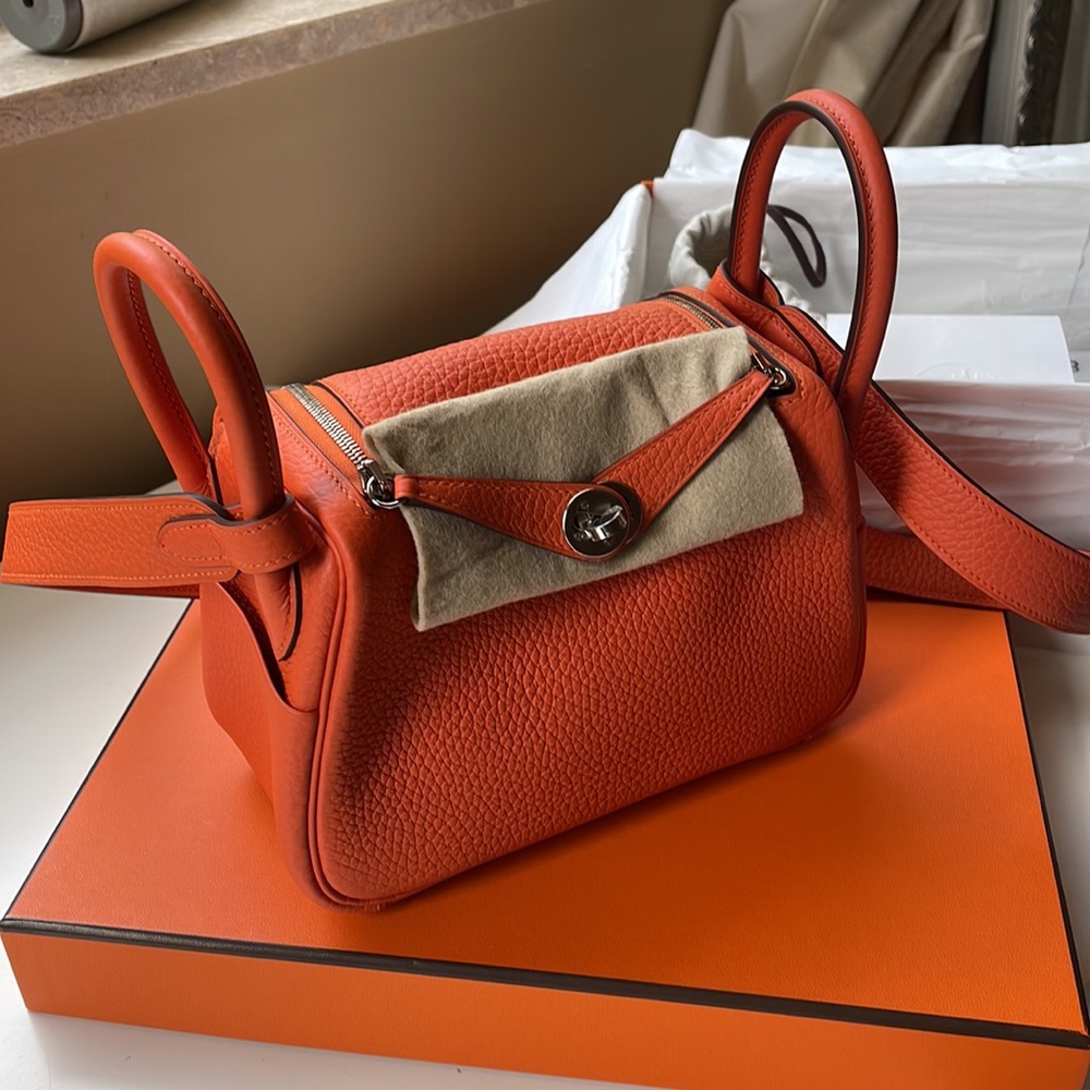 Hermès
Lindy leather handbag
Never worn
Orange, Leather - Picture 12 of 13